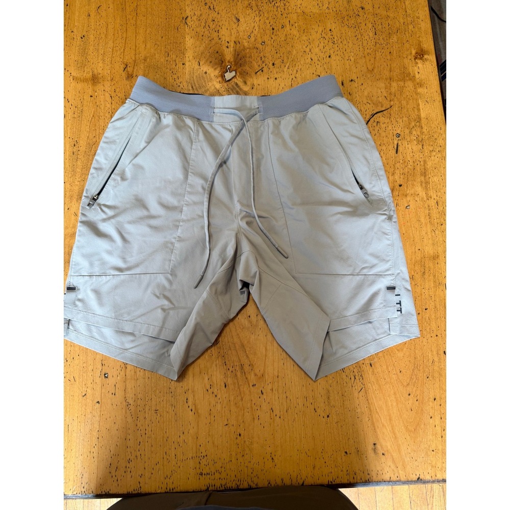 Lululemon License to Train Size M Mens Grey Athletic Training Shorts Pockets